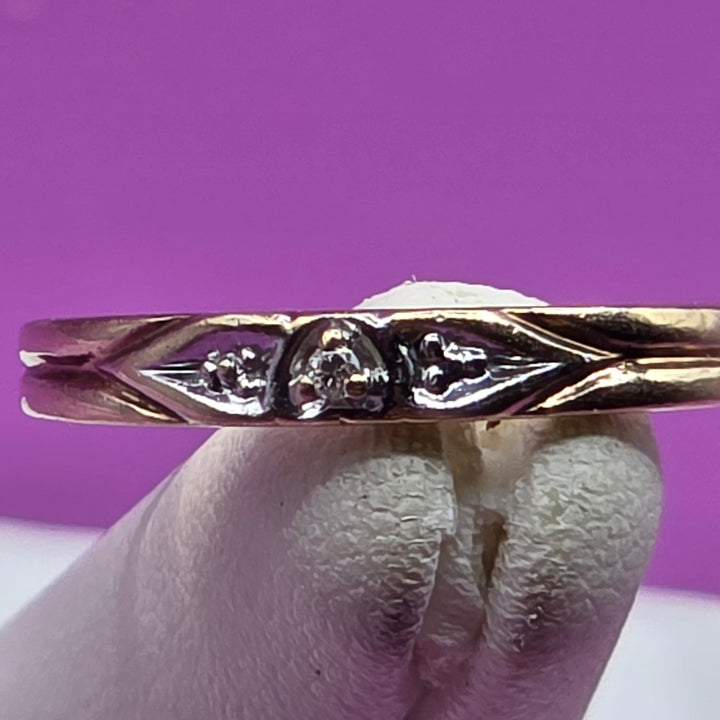 Elegant Gold and Illusion Set Diamond Band